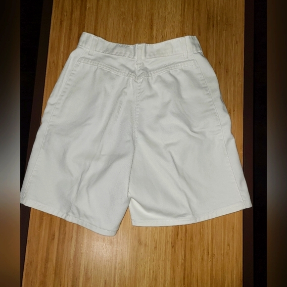 Vintage Size 10 Chic White Denim Shorts. Front Yoke and Pleats! - Picture 3 of 15